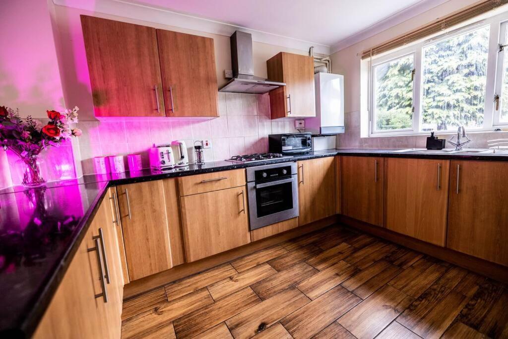 3 Bedrooms House-Sofabed-Parking-Bbqstove-Garden Londra Esterno foto