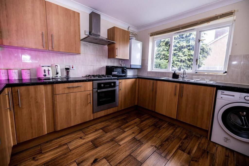 3 Bedrooms House-Sofabed-Parking-Bbqstove-Garden Londra Esterno foto
